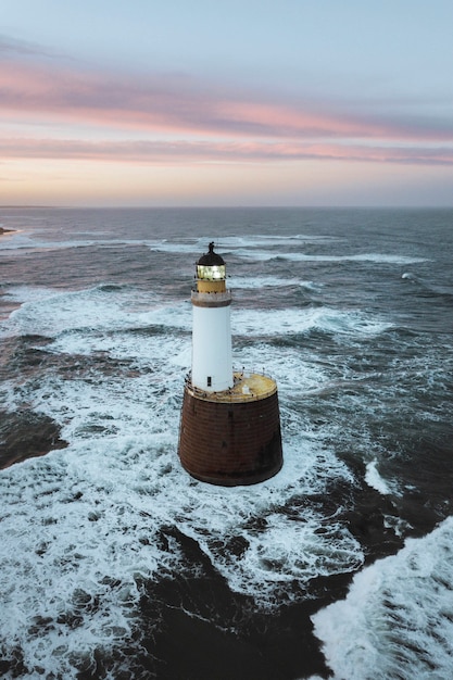 Farol rattray head na costa de aberdeenshire, escócia