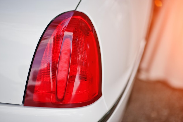 Farol traseiro vermelho do carro de limusine de luxo branco