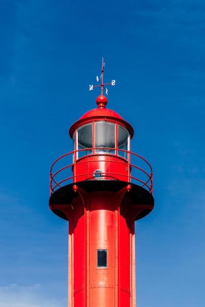 Farol vermelho contra céu azul claro fechado