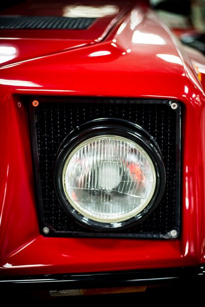 Farol vermelho de carro close-up com fundo desfocado