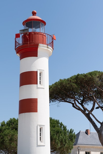 Farol vertical de La Rochelle em dia ensolarado no sudoeste da França