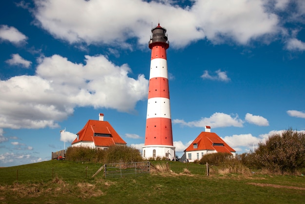 Farol westerhever famoso na costa do mar do norte, alemanha