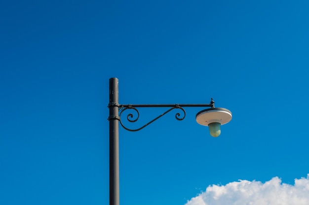 Farola aislada bajo un cielo azul