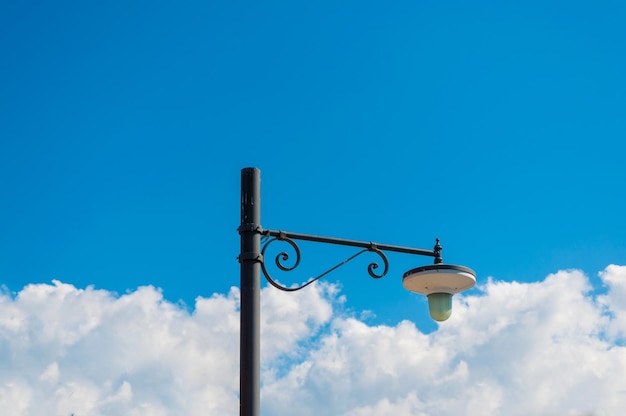 Farola aislada bajo un cielo azul