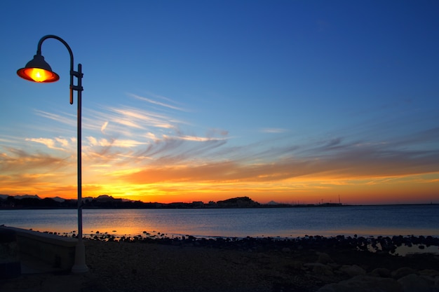 Farola al atardecer azul marino luz marina