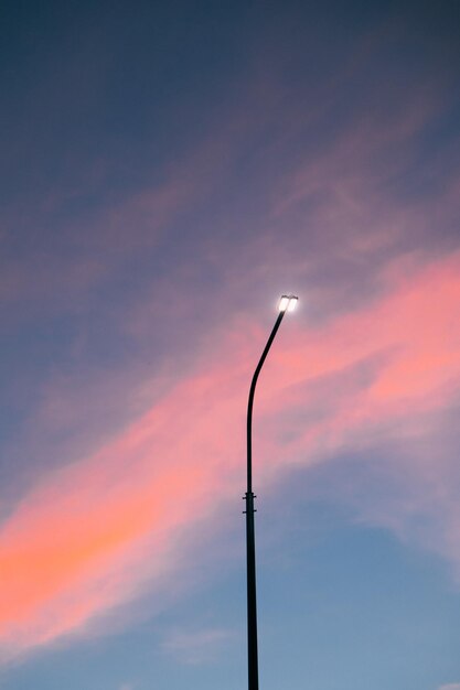 Farola al atardecer Puesta de sol Espacio de copia Un artículo sobre electricidad