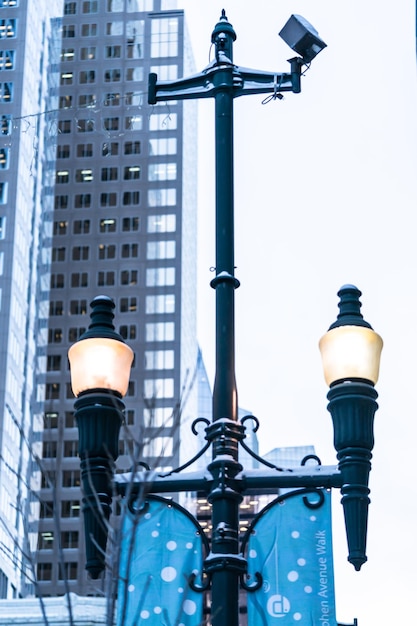 Una farola con un cartel que dice chicago.