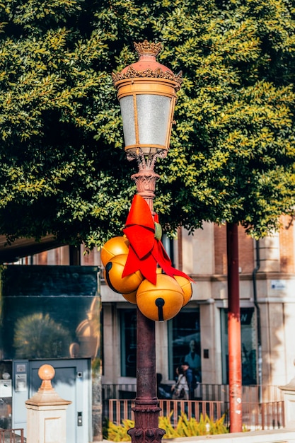 Una farola en el centro de Murcia España con decoración navideña