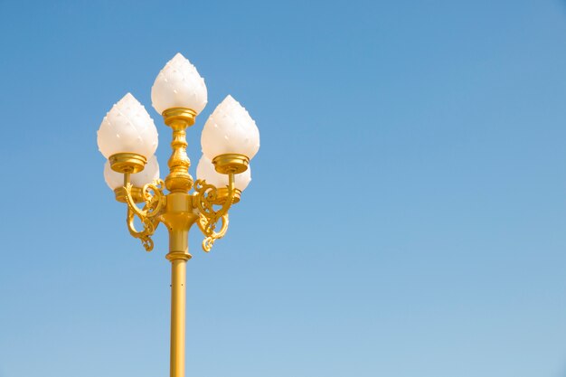 Farola con cielo azul