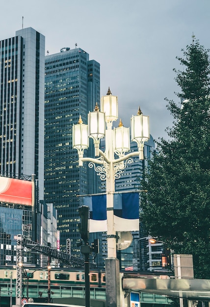 Foto farola en la ciudad contra rascacielos