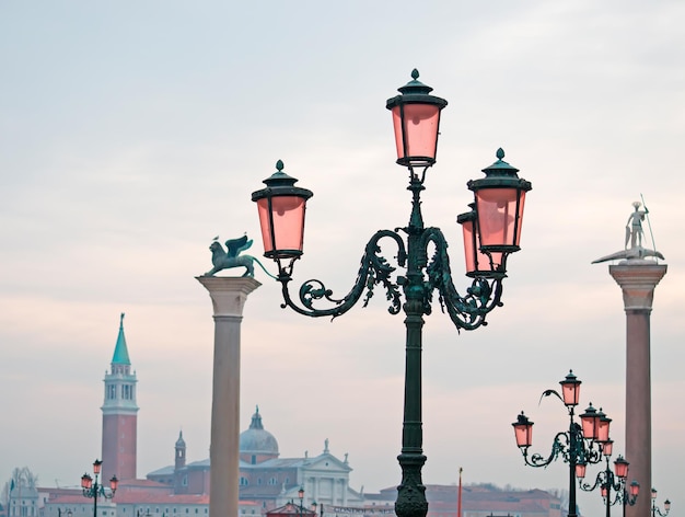 Farola y columnas en la plaza de San Marcos en Venecia Italia