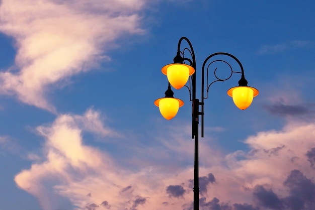 Foto farola incluida contra el cielo