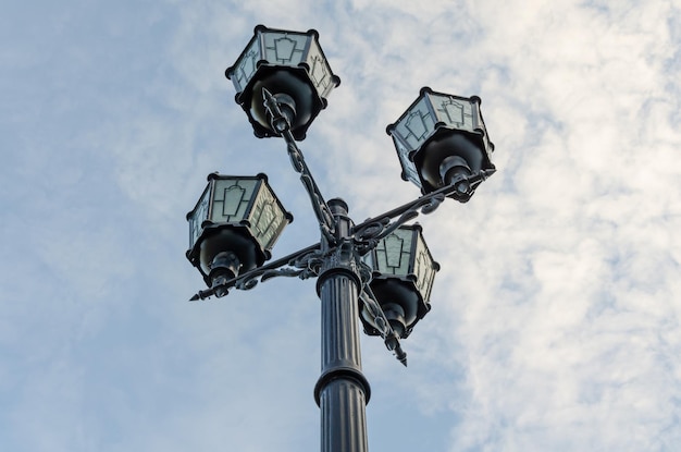 Farola con lámparas en el fondo del cielo.