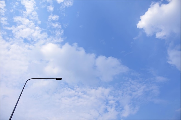 Farola LED con cielo y nube