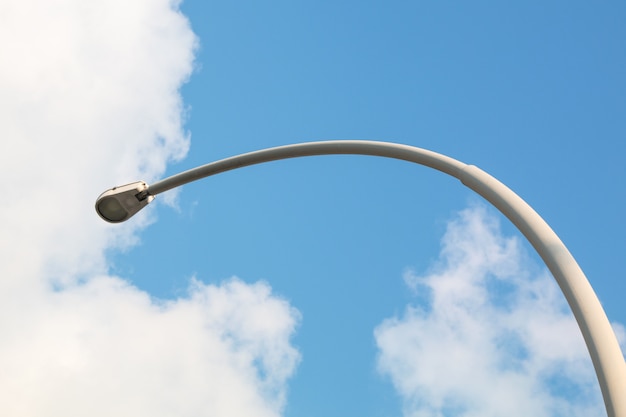 Farola moderna en cielo azul