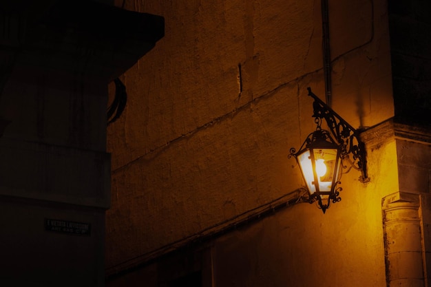 Una farola en una noche oscura