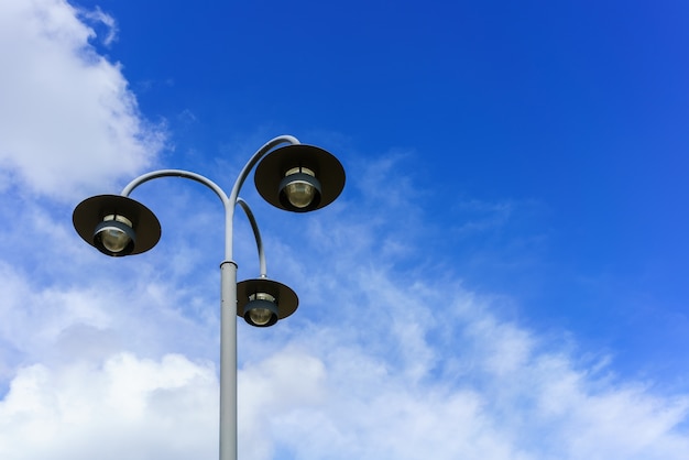 Farola o farol con nubes blancas y cielo azul en Francia