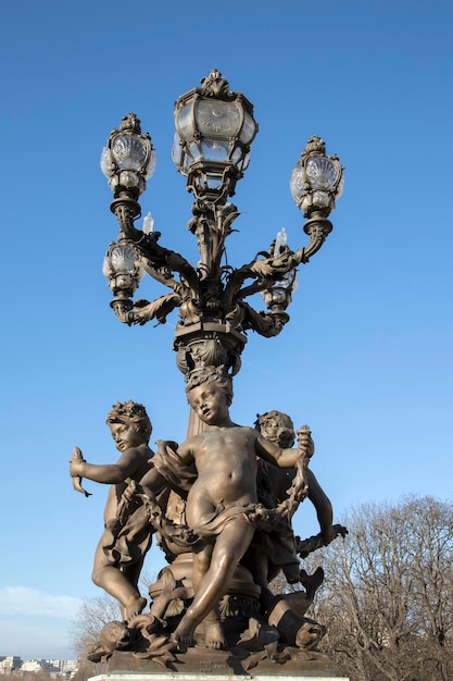 Farola en el puente Pont Alexandre III, París, Francia