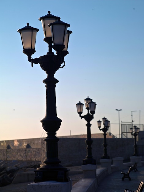 Farolas en el paseo marítimo al amanecer