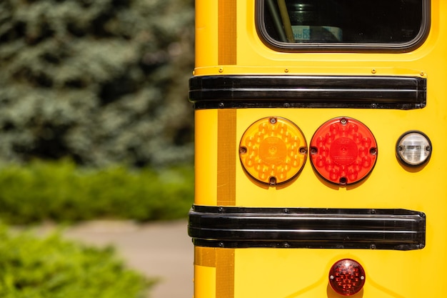 Faros de autobús escolar. concepto de regreso a la escuela.