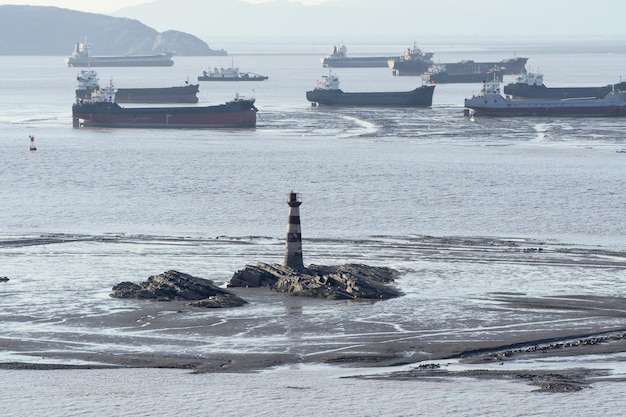 Faros y barcos en el mar en Taizhou Zhejiang