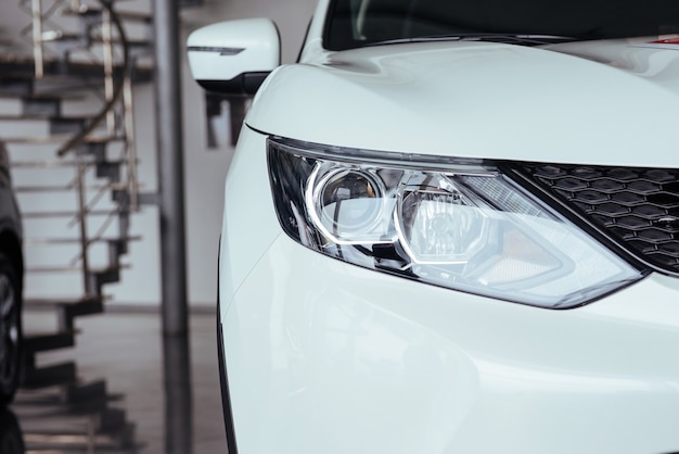 Faros y capó de coche deportivo