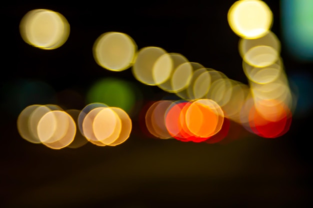 Faros de coche brillantes Imagen borrosa de la luz de las farolas y faros de coche por la noche