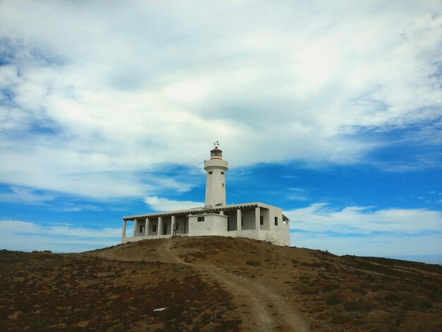 Foto faros contra el cielo nublado