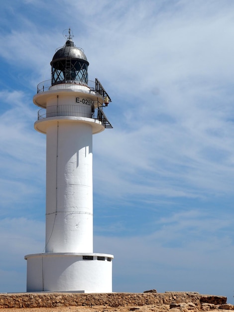 Faros contra el cielo