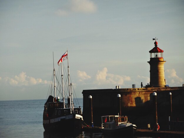 Foto faros contra el mar