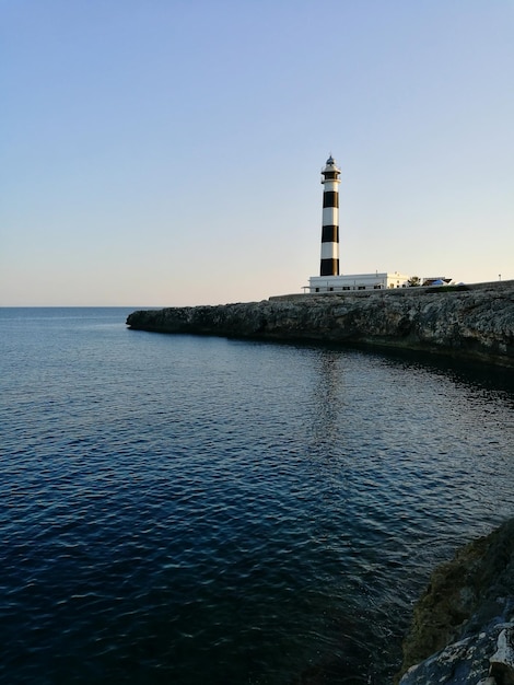 Faros por el mar contra un cielo despejado