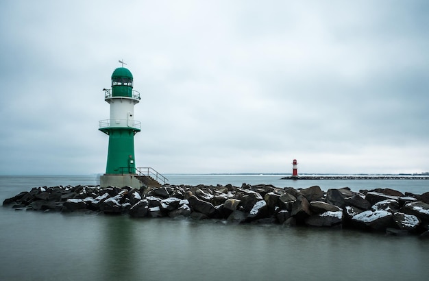 Faros en el mar contra el cielo nublado