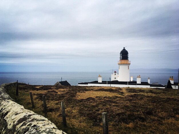 Faros por el mar contra el cielo.