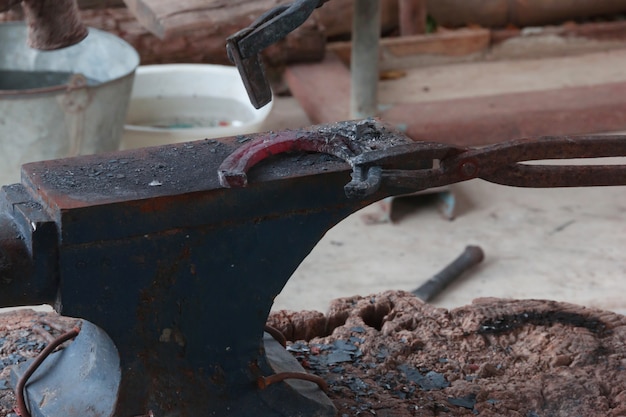 Farrier fazendo ferradura pelo estilo antigo