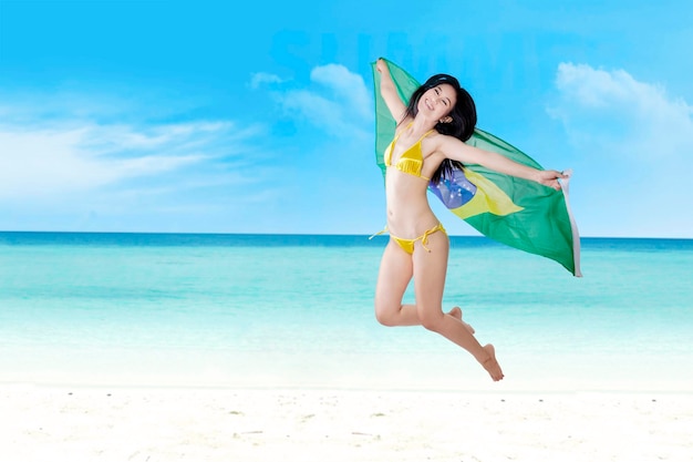 Fãs brasileiros saltando na praia