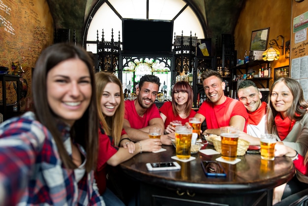 Foto fãs de futebol em um pub