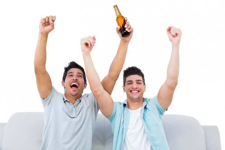 Foto fãs de futebol feliz torcendo juntos com cervejas