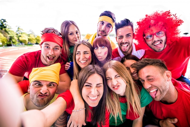 Fãs de futebol tomando selfie em um estádio