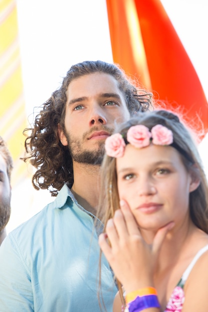 Foto fãs de música animado no festival