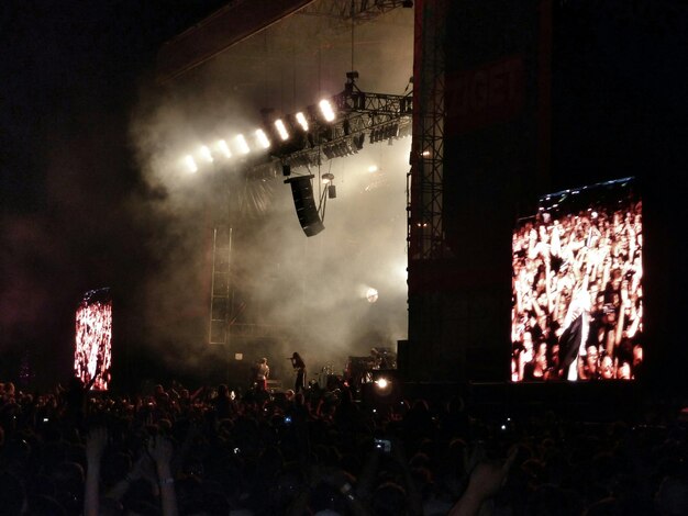 Foto fãs se divertindo em um festival de música durante a noite