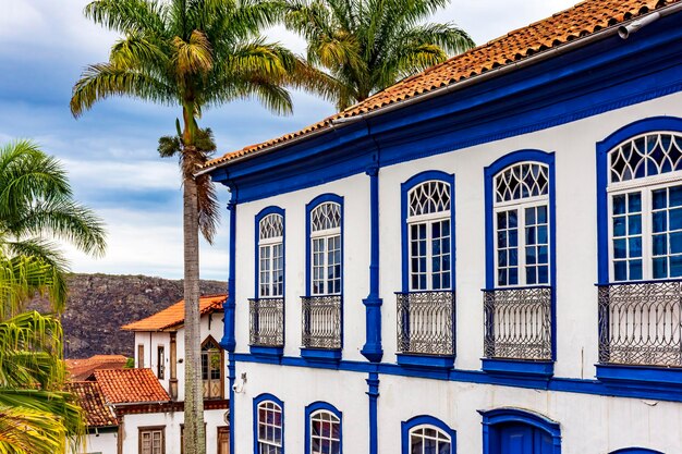 Fasada de antiguas casas de estilo colonial en la histórica ciudad de Diamantina en Minas Gerais