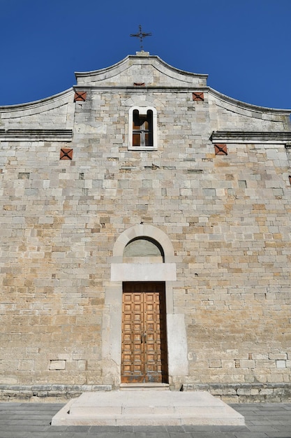 Fasada de una iglesia en Troia, una ciudad medieval en Puglia, Italia