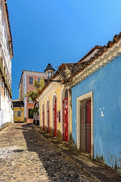 Fasadas coloridas de casas em uma rua de paralelepípedos no bairro de Pelourinho, em Salvador Bahia