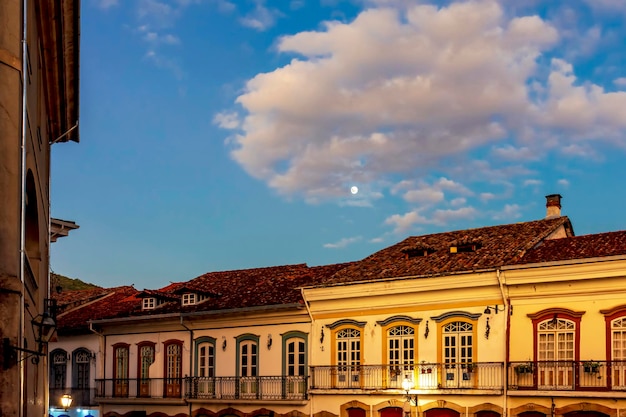 Fasadas de antigas casas de estilo colonial na cidade histórica de Ouro Preto, em Minas Gerais, Brasil