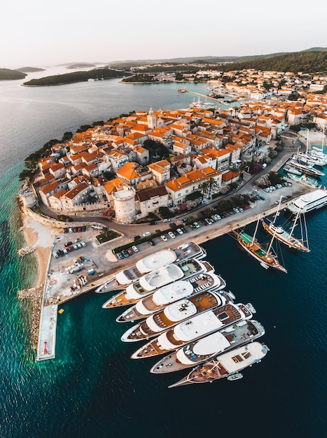 Fascinante escena aérea del edificio de la ciudad de Dubrovnik junto al cuerpo de agua contra un cielo claro en Croacia