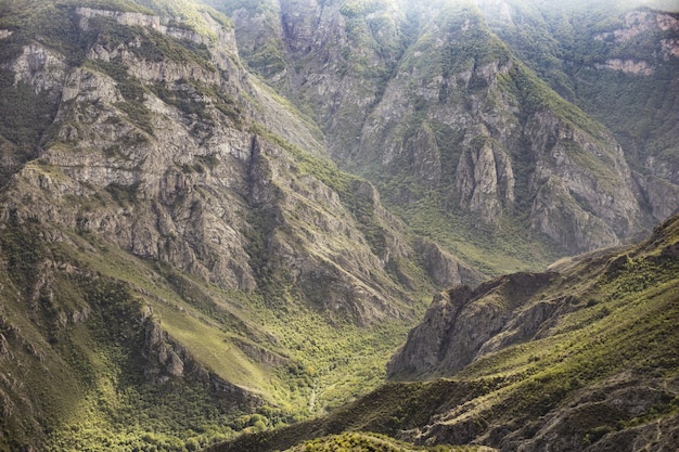 Fascinante paisaje de montañas boscosas en Syunik, Armenia