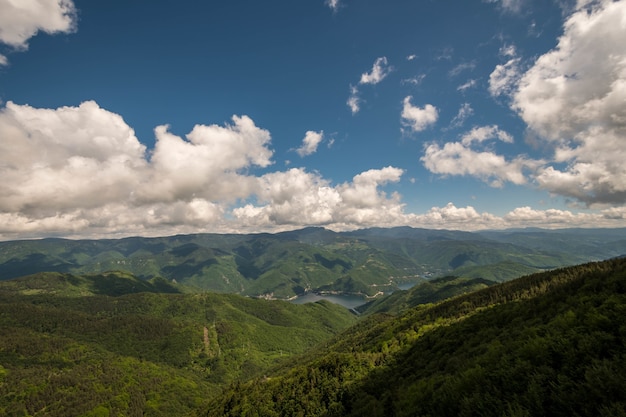 Fascinante paisaje de las verdes montañas bajo un cielo nublado