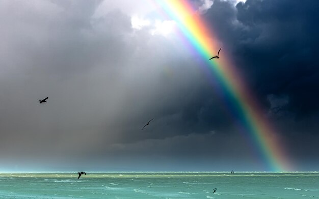 Fascinante vista de un arco iris en el paseo marítimo de Worthing, West Sussex, Reino Unido
