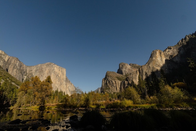 Fascinante vista de un hermoso paisaje bajo un cielo azul claro en Yosemite Park EUA