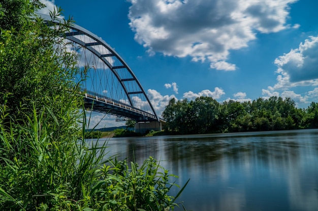 Fascinante vista de un hermoso río Missouri, un puente en Leavenworth Kansas